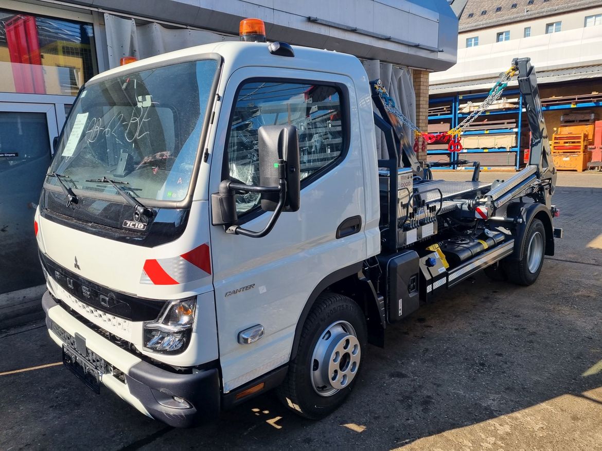 FUSO Absetz- und Abrollkipper für Containertransporte