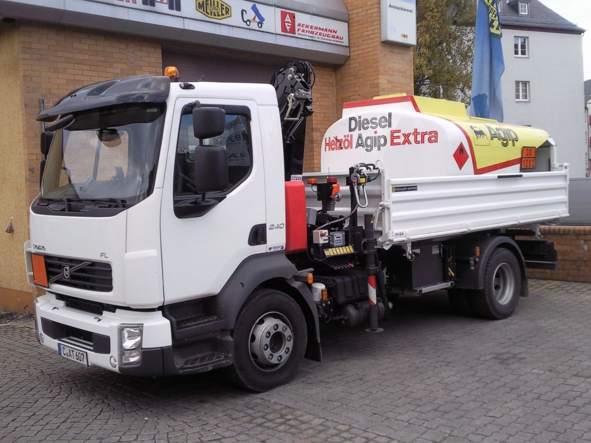 VOLVO Dreiseitenkipper mit Frontladekran für Schütt- und Stückguttransporte
