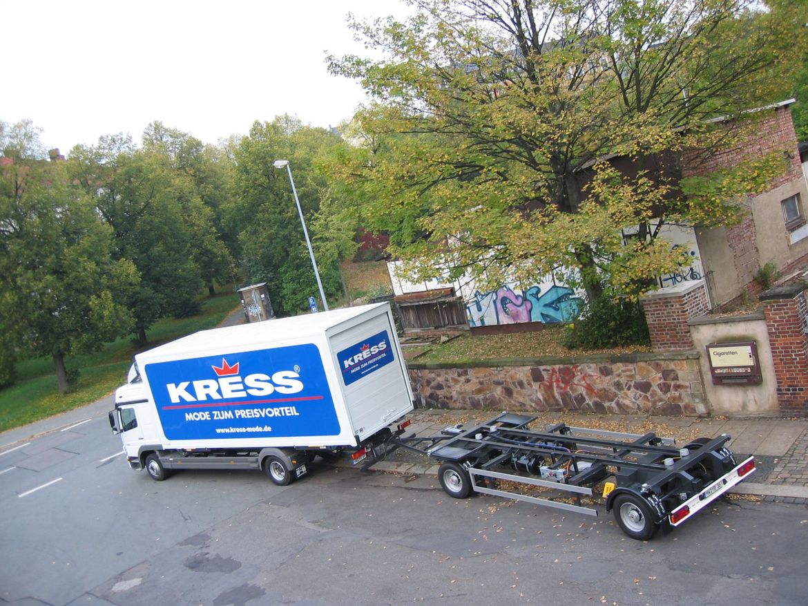 MB Kofferaufbau mit Anhänger für Textiltransporte
