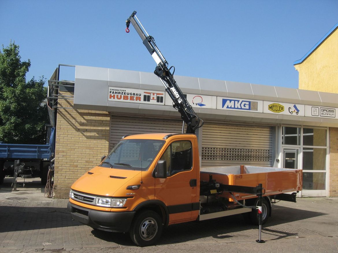 IVECO Pritschenaufbau mit Frontladekran für Stückguttransporte