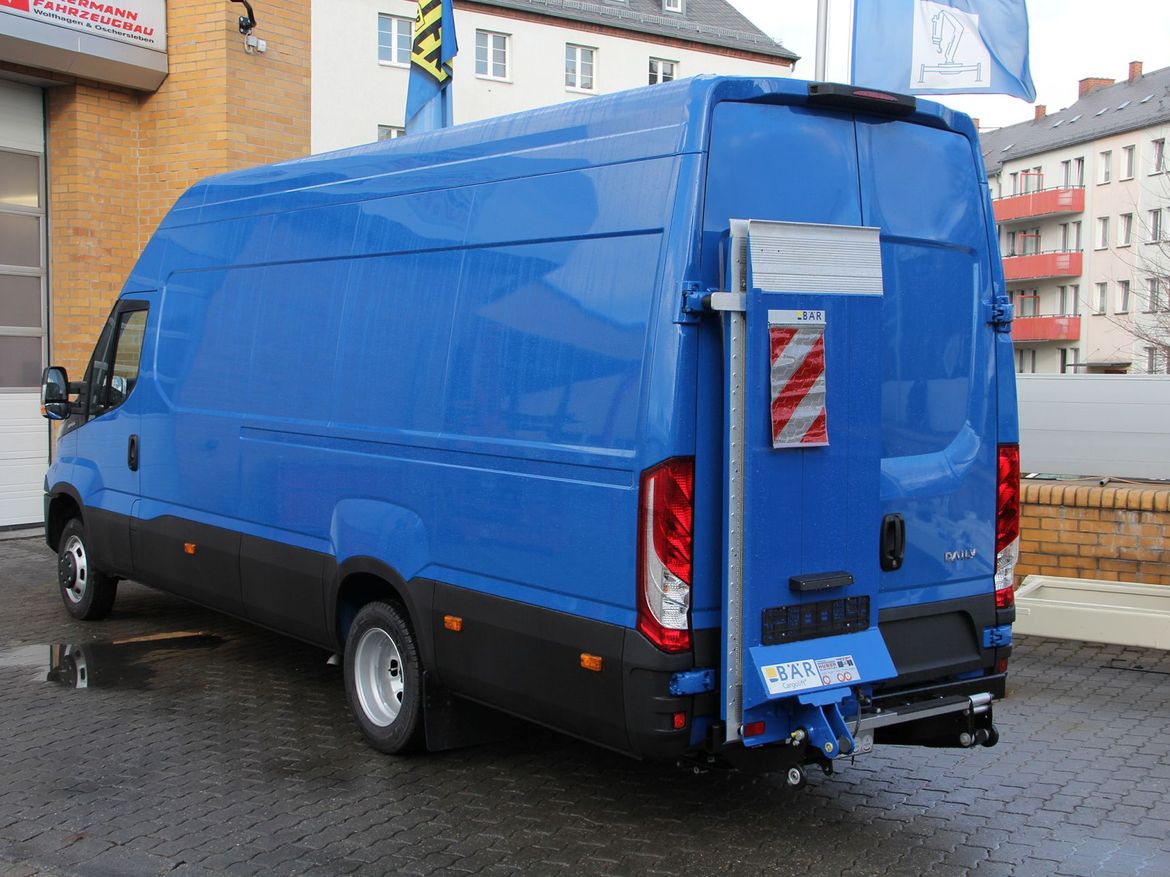IVECO Kastenwagen mit Ladebordwand für Stückguttransporte