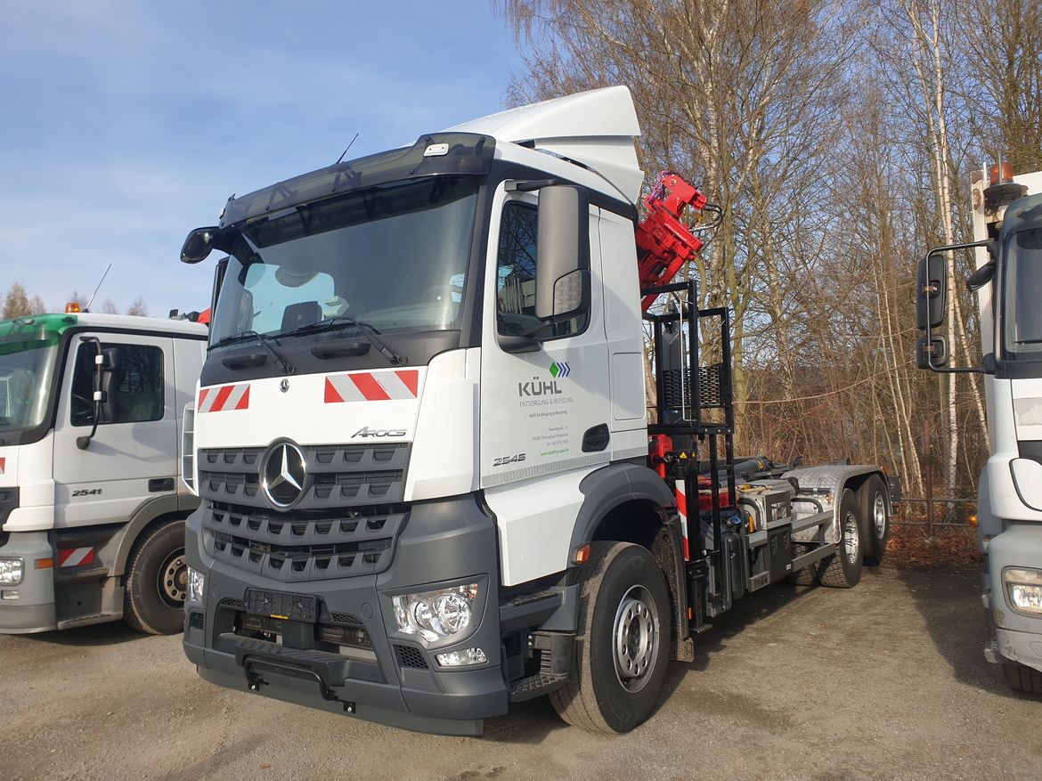 MB Abrollkipper für Glascontainerlogistik, Abrollcontainertransporte
