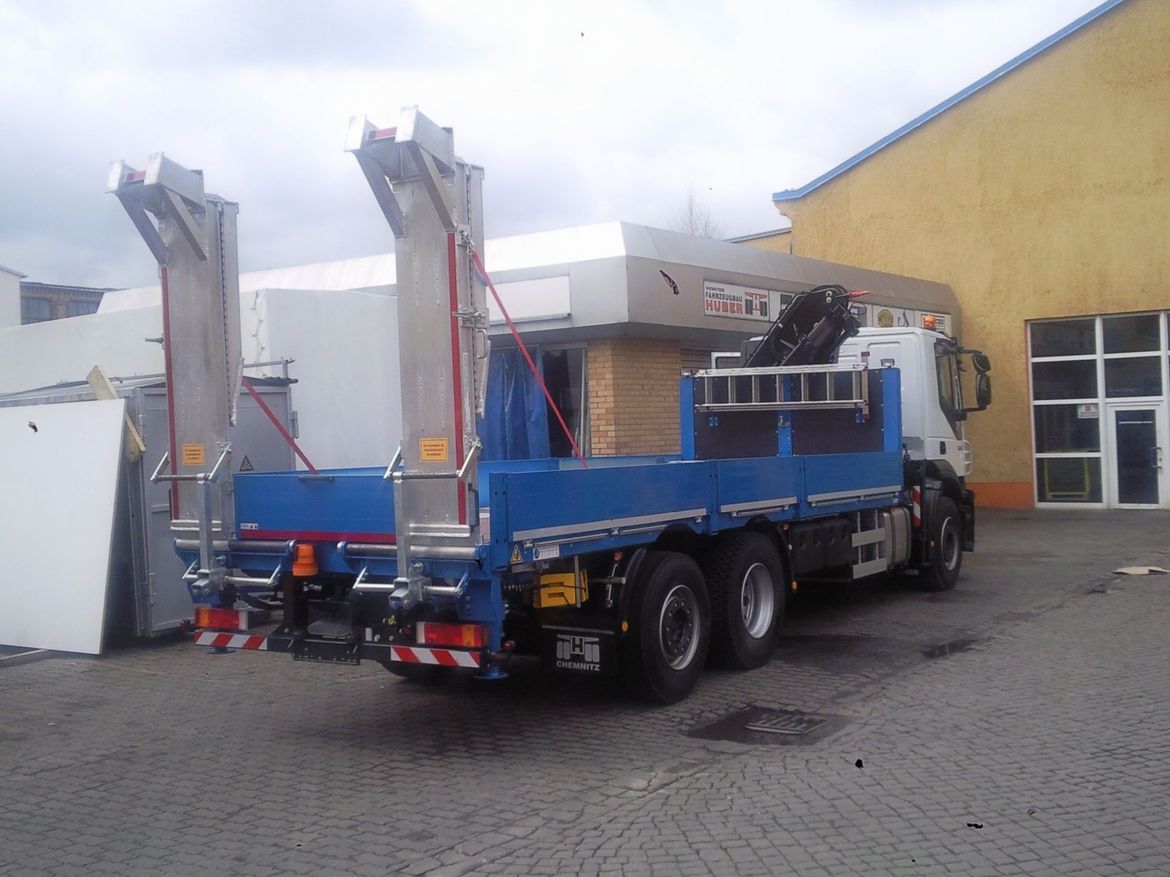 IVECO Pritsche mit Frontladekran für Baumaschinentransporte