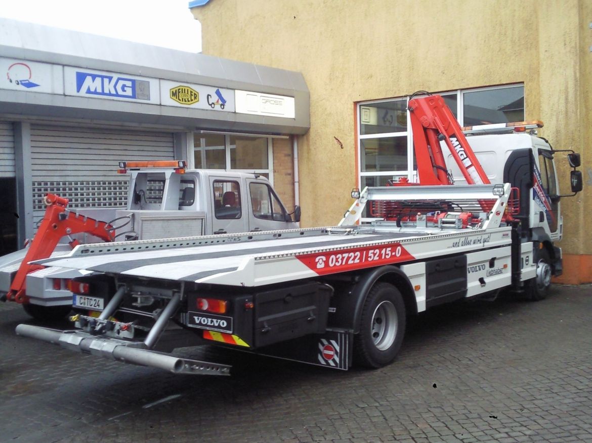 VOLVO Plateau mit Ladekran für PKW-Transporte