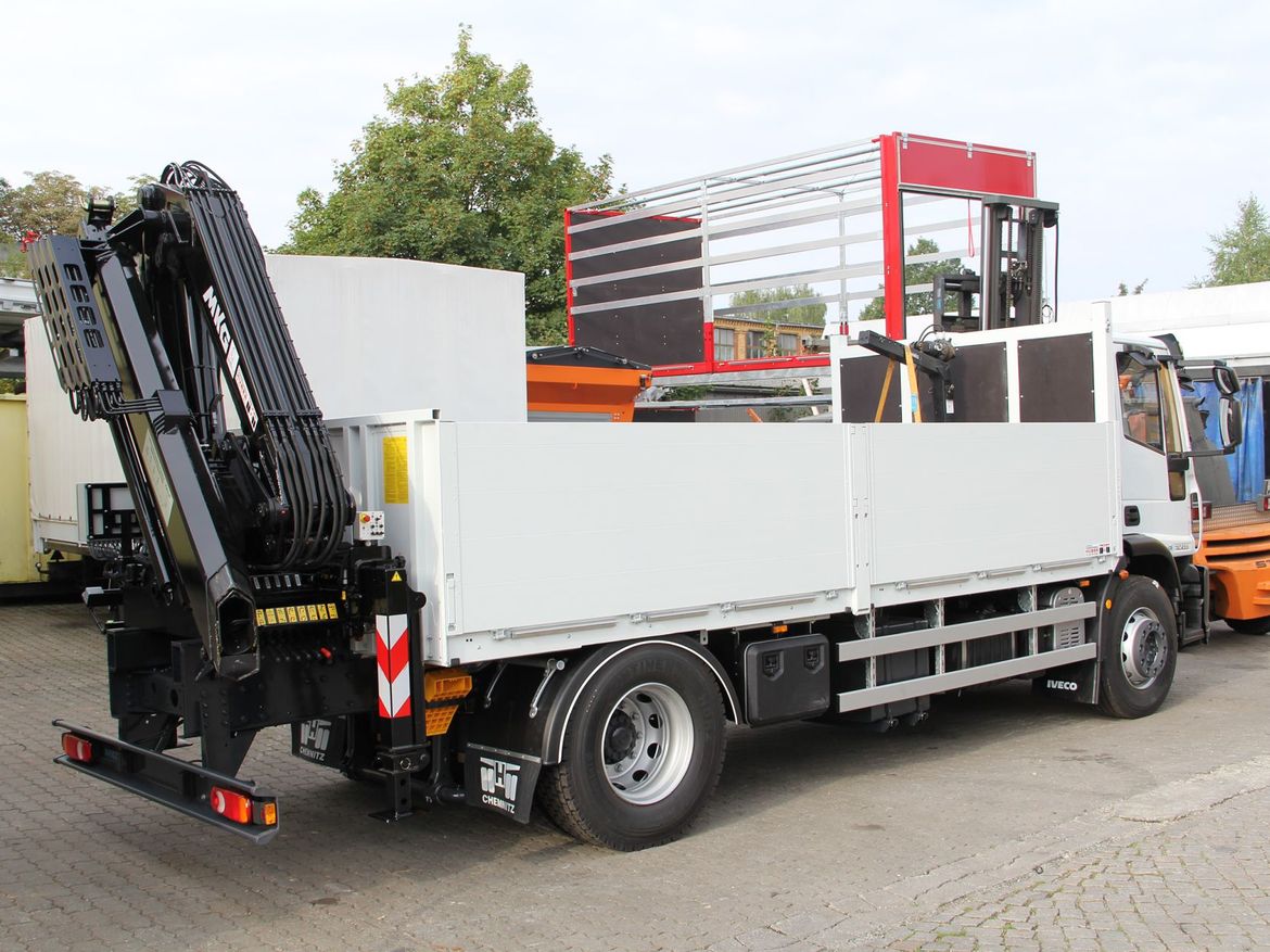 IVECO Pritsche mit Heckladekran für Baustofftransporte