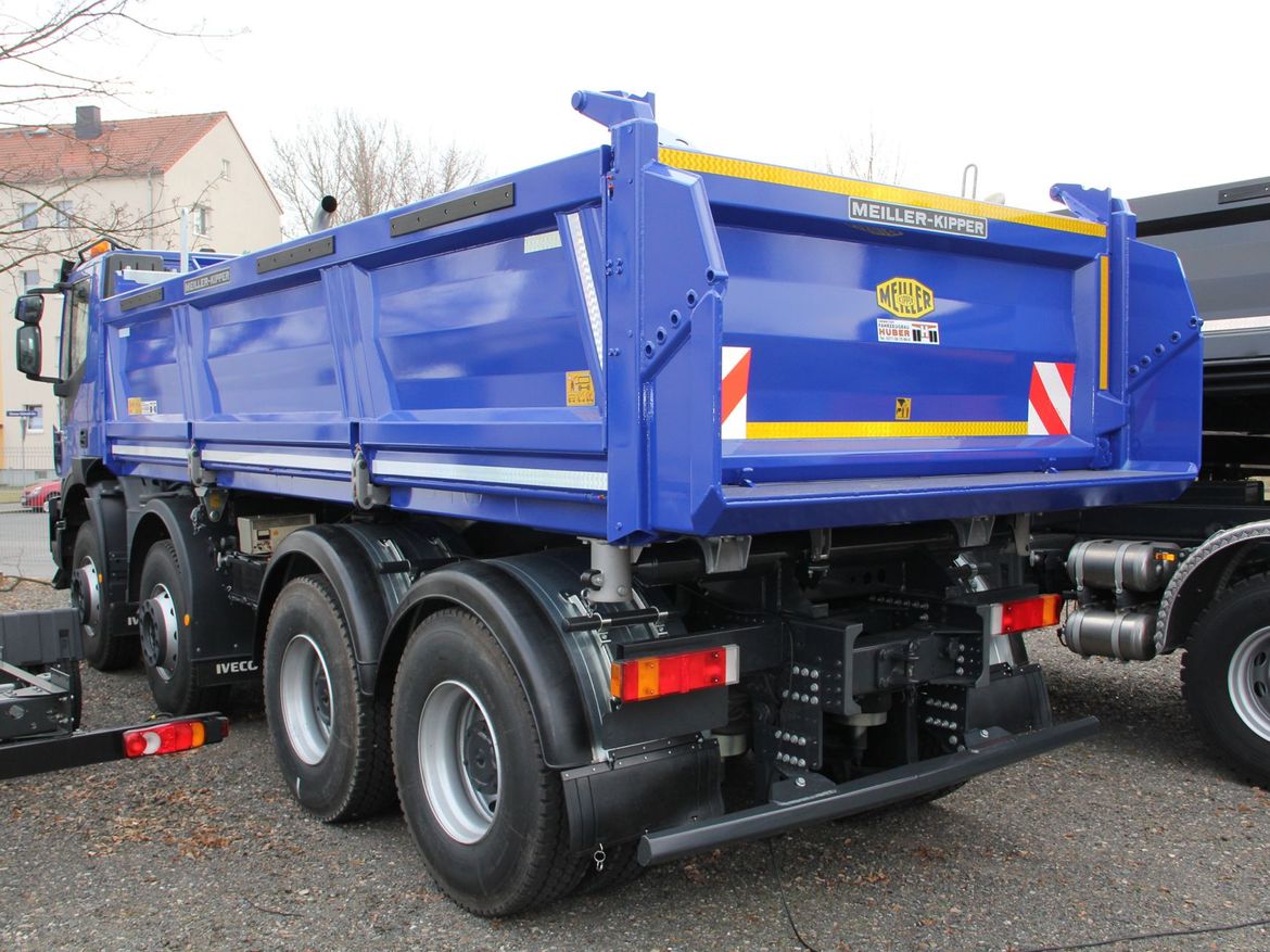 IVECO Dreiseitenkipper für Schüttguttransporte