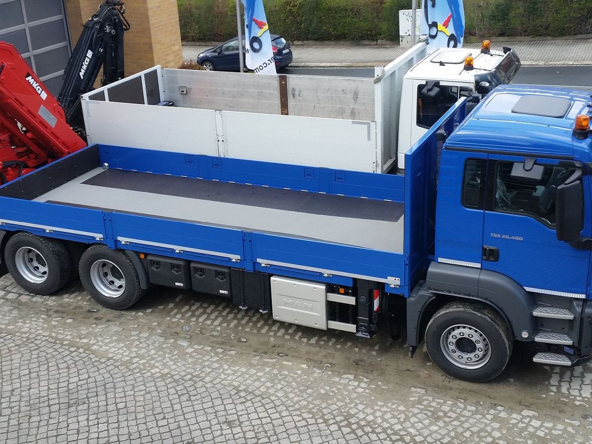 MAN Containerpritsche mit Heckladekran für Containertransporte