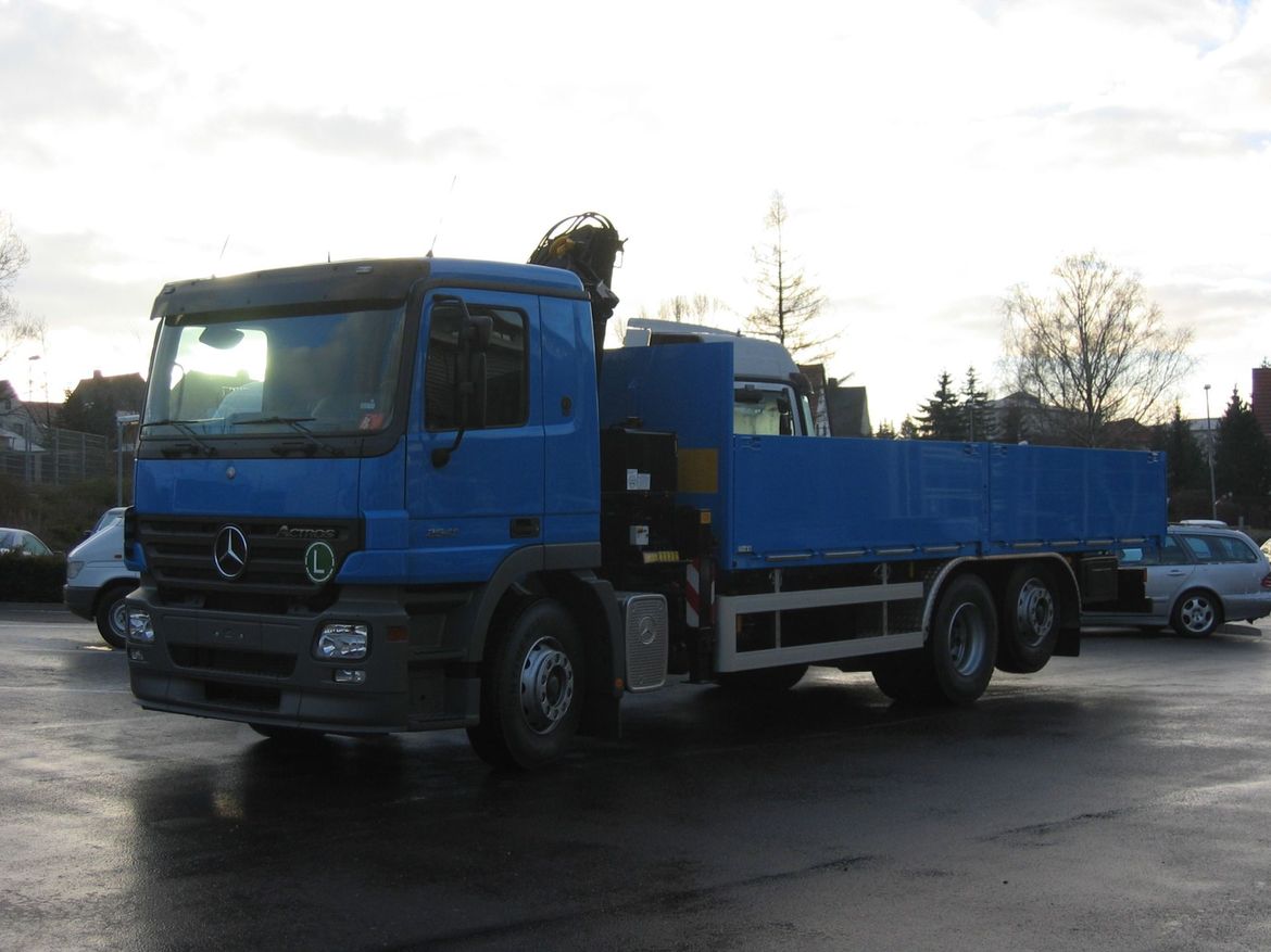 MB Pritschenaufbau mit Frontladekran für Stückguttransporte