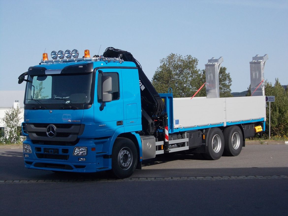 MB Pritsche mit Frontladekran für Baumaschinentransporte